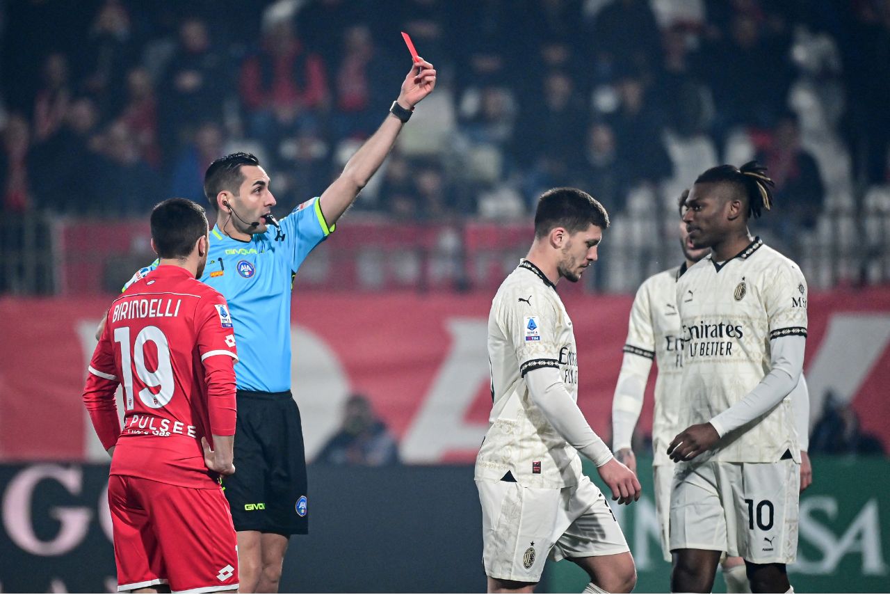 Luka Jovic foi expulso na partida entre Milan e Monza pelo Italiano (Foto: Piero Cruciatti/AFP)