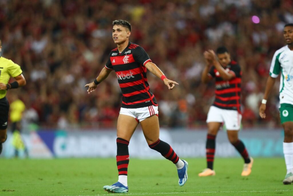 Luiz Araújo comemora gol pelo Flamengo