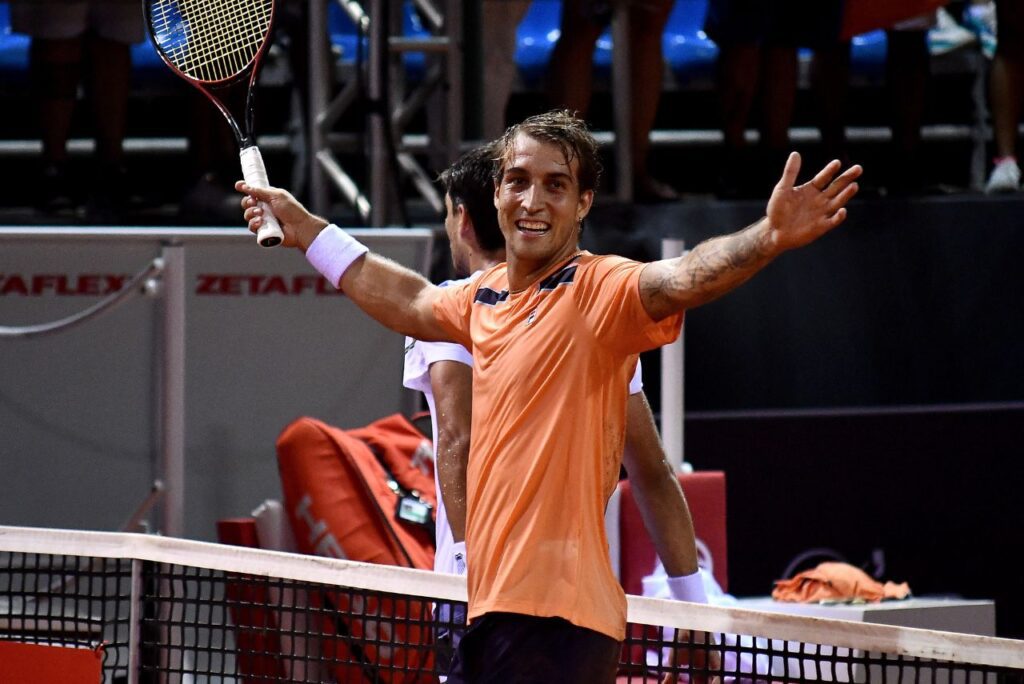 Tenista Felipe Meligeni comemora vitória contra Pedro Cachín no Rio Open 2024