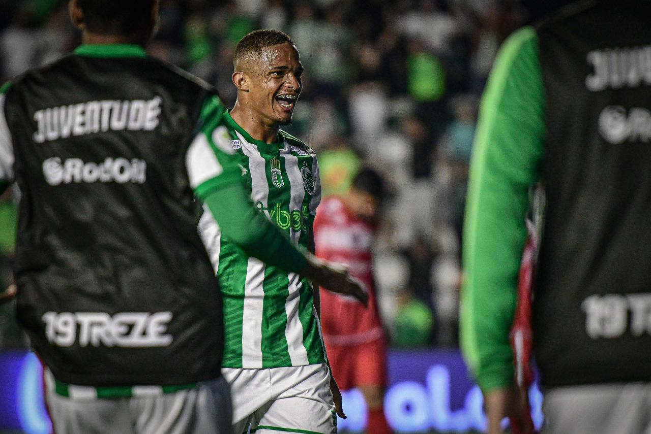 Atacante David da Hora, reforço do Coritiba, comemora gol pelo Juventude na Série B 2023