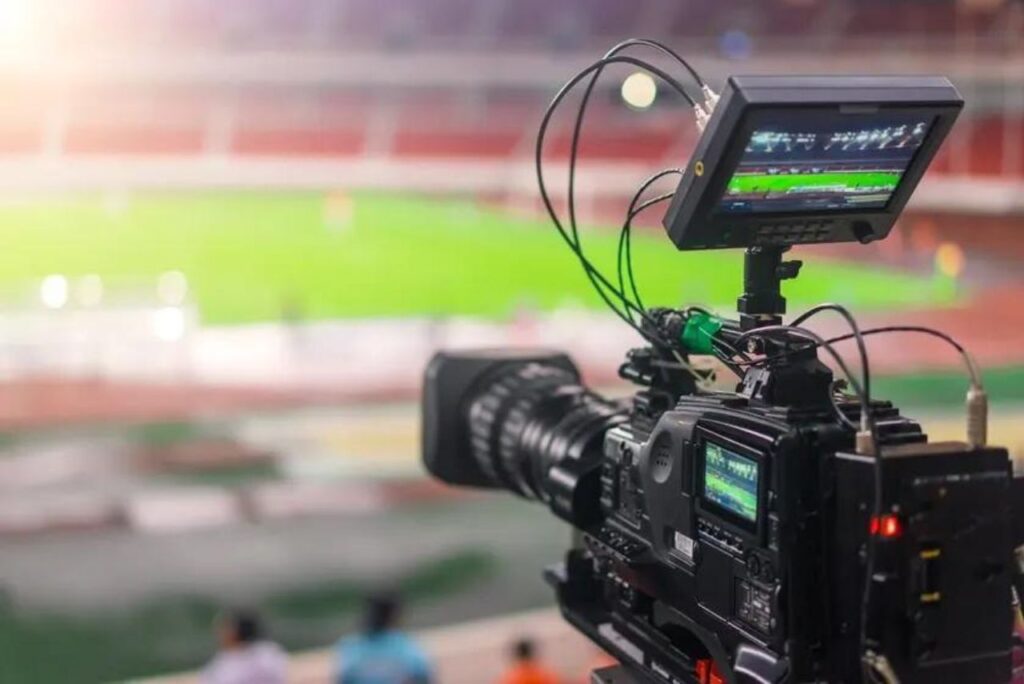 Brasileirão: Câmera de televisão em jogo de futebol. Globo, Liga Forte União, Libra