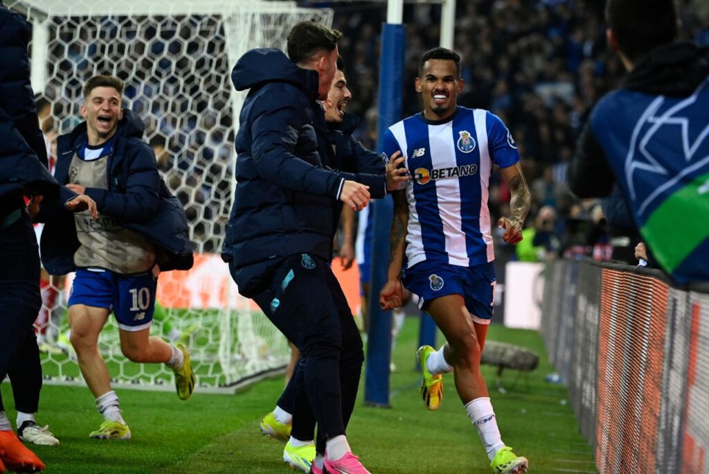 Galeno comemora gol do Porto contra o Arsenal