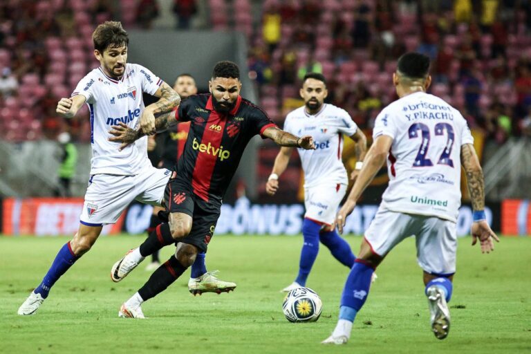 <p>Sport e Fortaleza fizeram um bom jogo na Arena de Pernambuco. Foto: Paulo Paixa/SCR</p>
