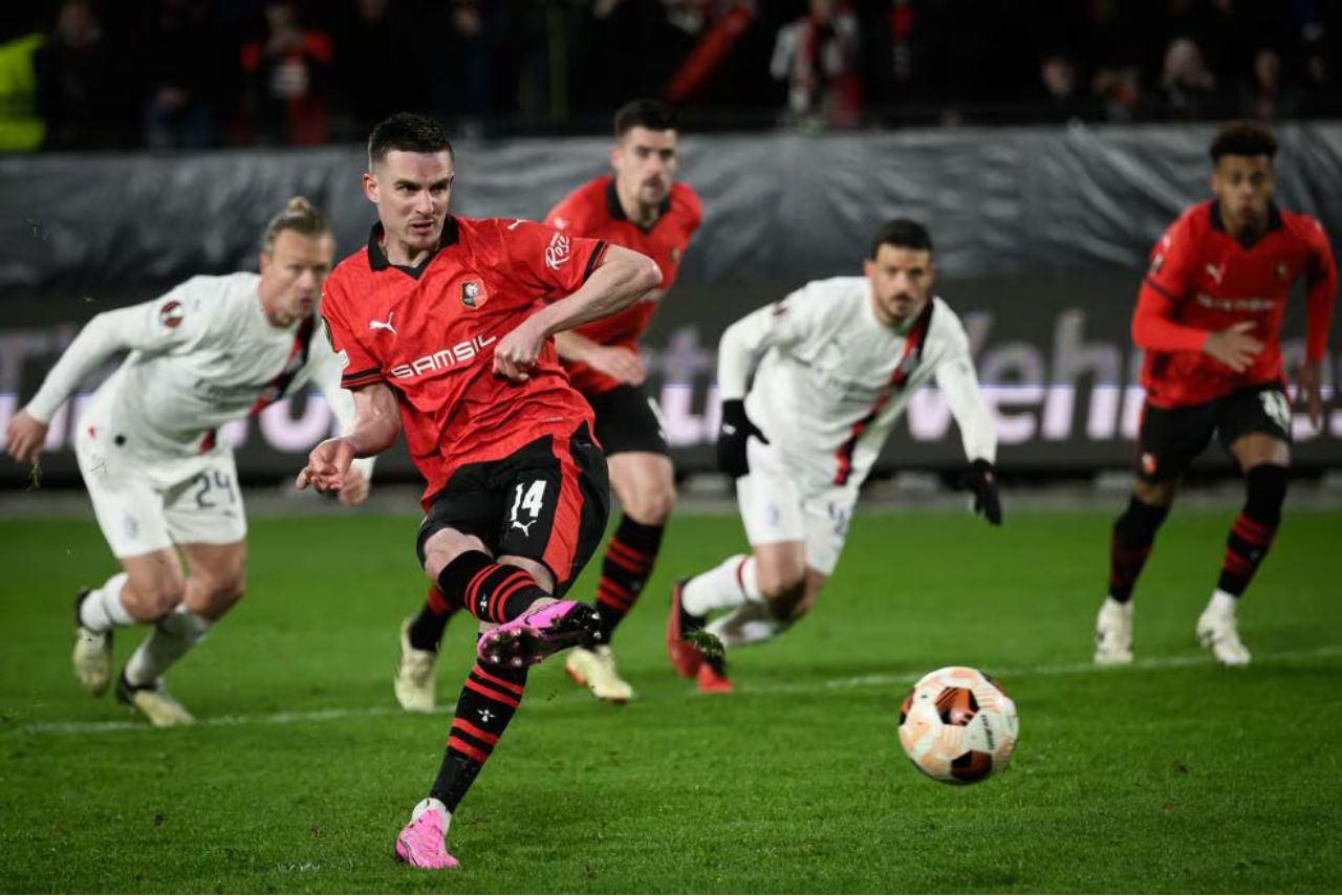 Bourigeaud marcou três vezes na vitória do Rennes sobre o Milan (Foto: UEFA/Divulgação)