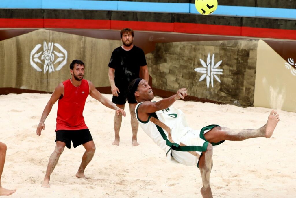 Ronaldinho Gaúcho marcou golaço de bicicleta durante participação (Foto: X/Reprodução)