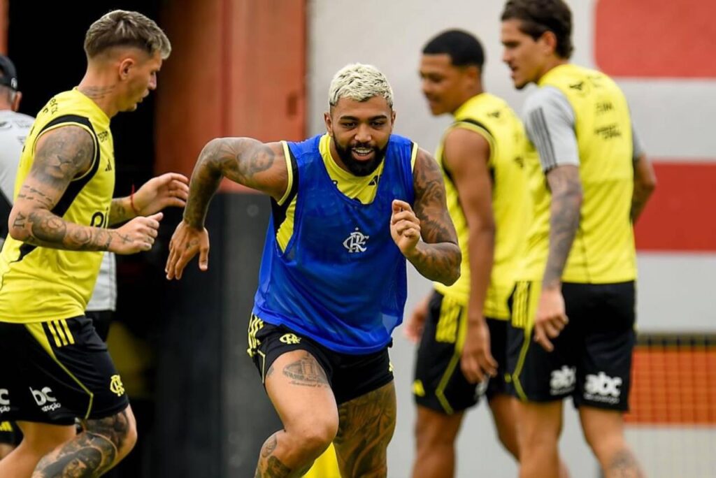 Gabigol ouviu a reprimenda do treinador sem questionar. Foto: Reprodução/Facebook