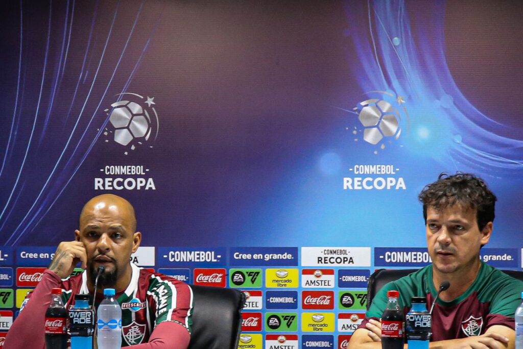Felipe Melo ao lado de Fernando Diniz na coletiva do Fluminense