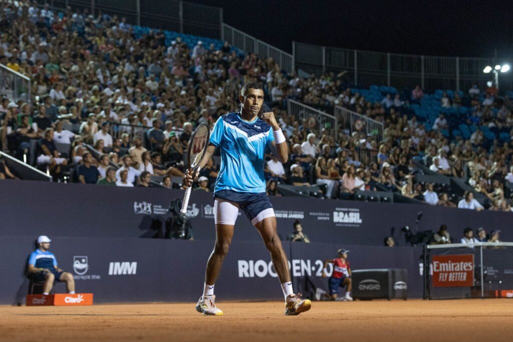 Tenista Thiago Monteiro comemora ponto no Rio Open 2024