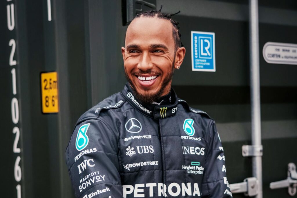 Piloto Lewis Hamilton posa com macacão da Mercedes