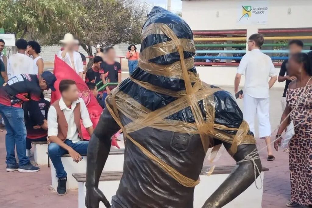 Estátua de Daniel Alves está localizada em uma região turística de Juazeiro (Foto: Reprodução)