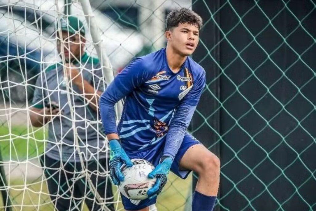 Bruninho Samudio, de 14 anos, assinou com o Athletico-PR (Foto: Reprodução)