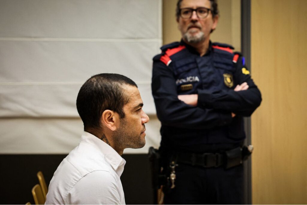Daniel Alves foi condenado a 4 anos e 6 meses por estupro (Foto: Jordi Borras/Pool/AFP)
