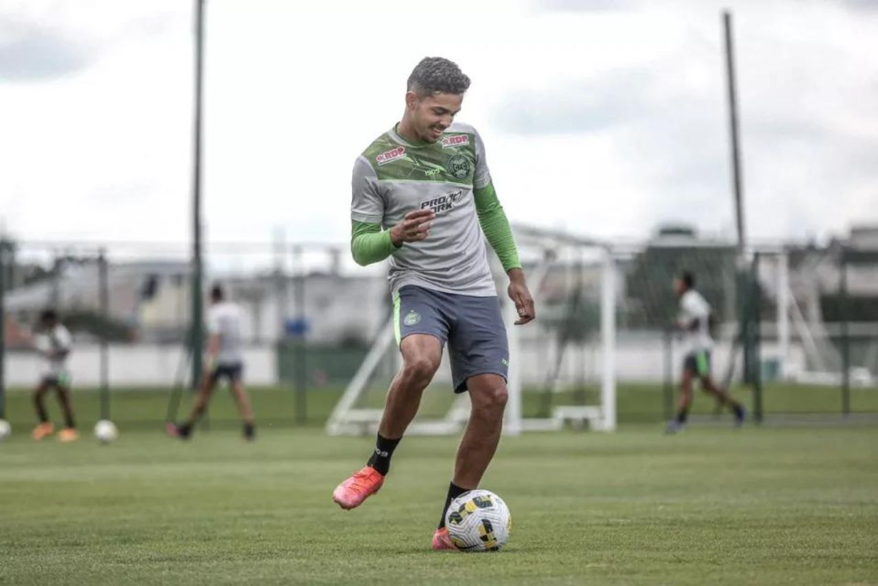 Bernardo foi revelado na base do Coritiba (Foto: Rafael Ianoski/CFC)