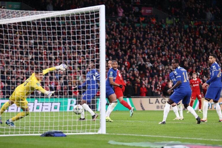 <p>Gol de Van Dijk na prorrogação garantiu título do Liverpool sobre o Chelsea (Foto: X/Reprodução)</p>
