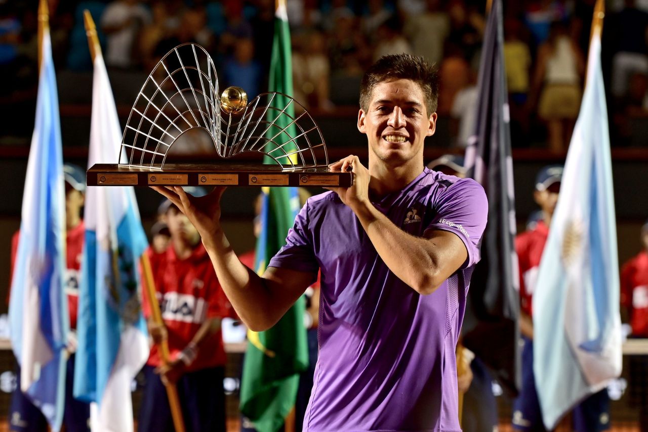 Tenista argentino Sebastián Baéz com o troféu do Rio Open