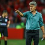 Técnico do Grêmio durante Grenal