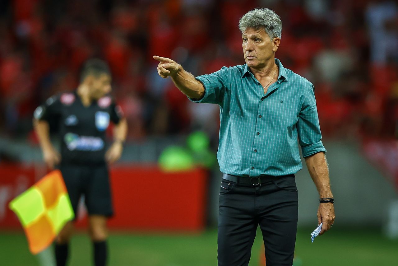 Técnico do Grêmio durante Grenal