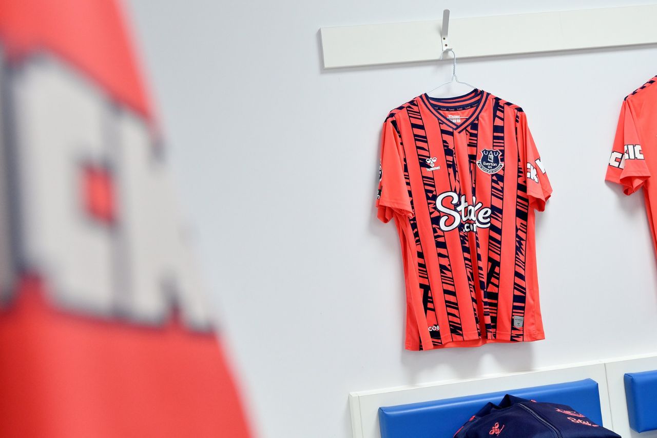 Camisa do Everton 2023/24 em vestiário