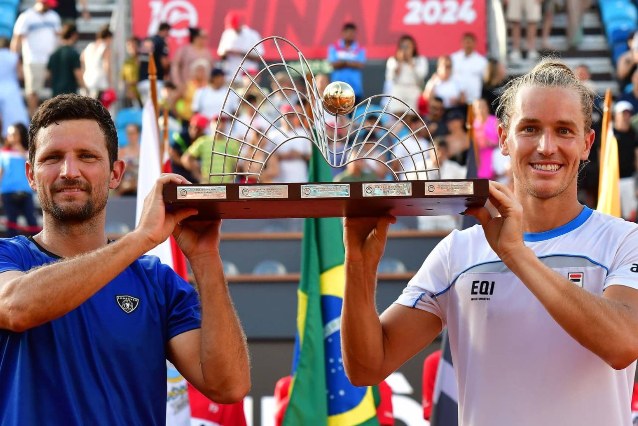 Nicolas Barrientos (à esquerda) e Rafael Matos (à direita) com o troféu do Rio Open 2024 (Foto: Fotojump/Divulgação)