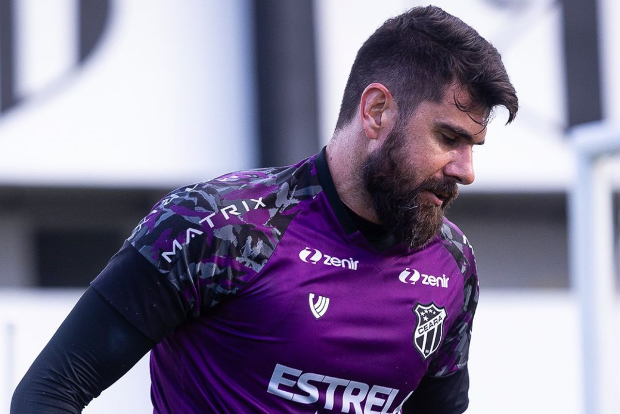 Goleiro Fernando Miguel em treino do Ceará em 2024