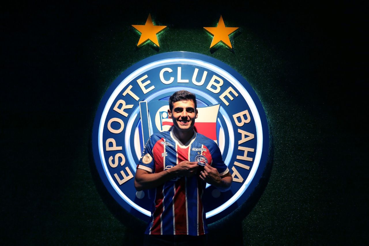 Meia Léo Cittadini posa em frente ao escudo do Bahia