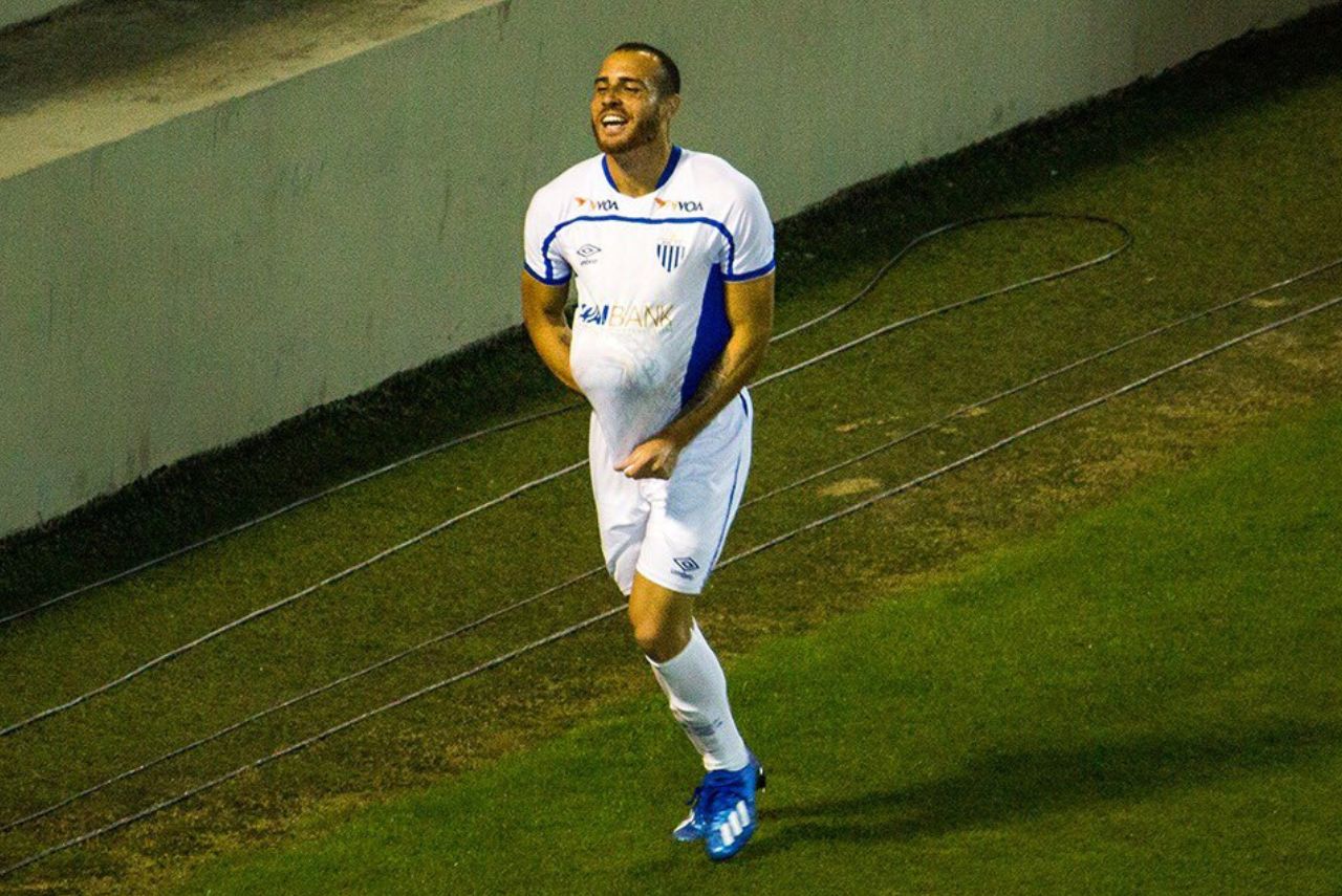 Meia Pedro Castro comemora gol do Avaí em 2020
