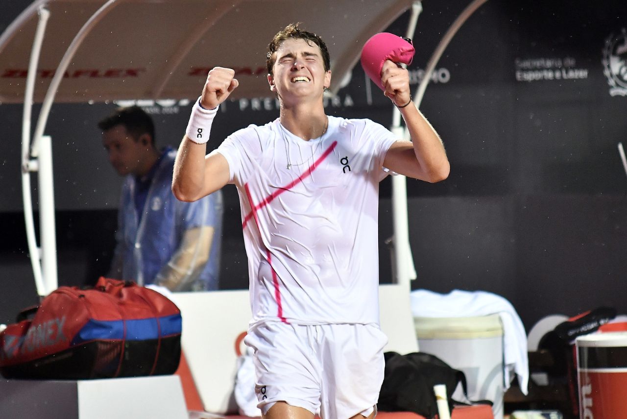 Tenista João Fonseca comemora vitória em jogo do Rio Open 2024
