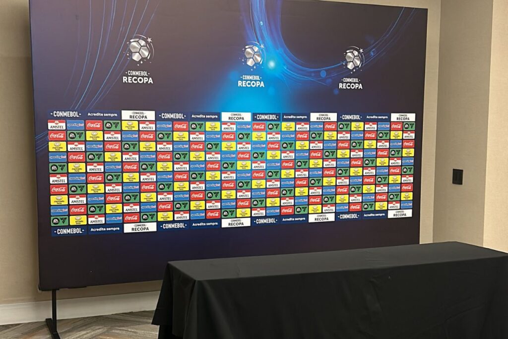 Brasileiros foram impedidos de acompanhar coletiva da LDU (Foto: X/Reprodução)