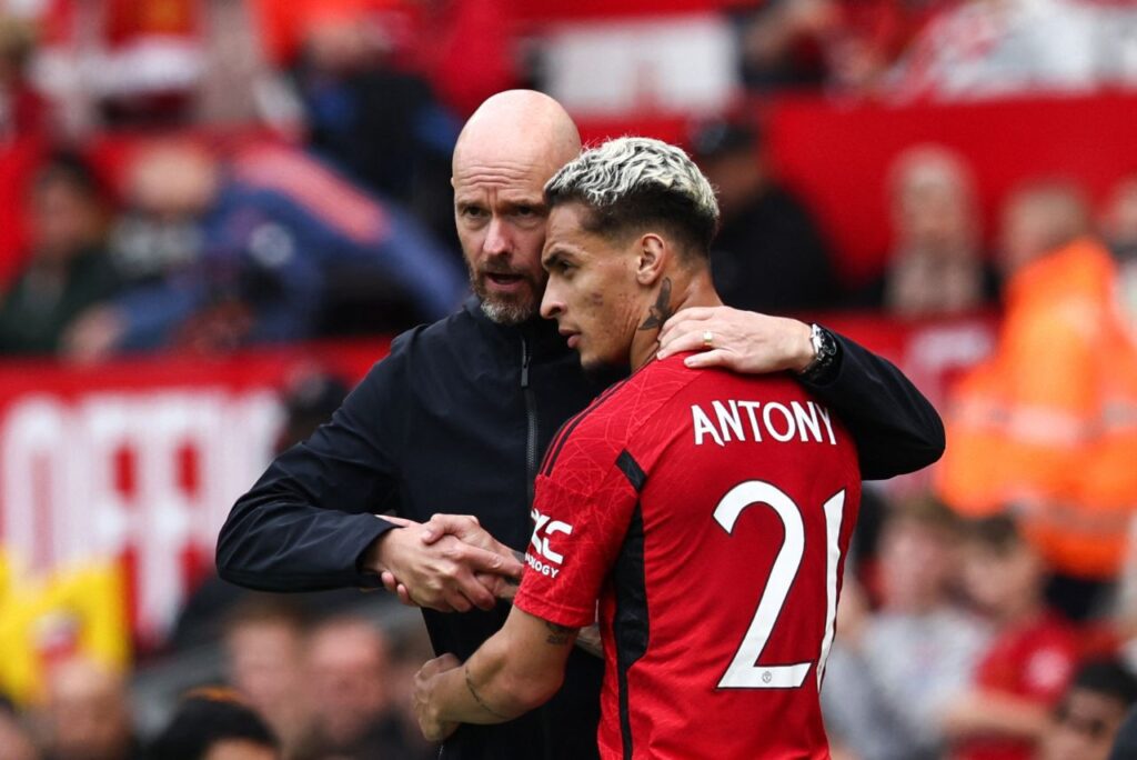 Ten Hag defendeu Antony das críticas sofridas pelos últimos desempenhos (Foto: Darren Staples/AFP)
