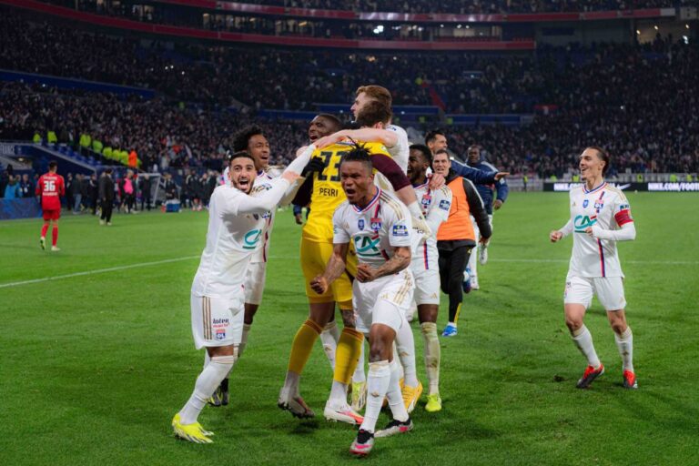 <p>Jogadores do Lyon abraçam Perri após a classificação. Foto: Reprodução/Facebook</p>
