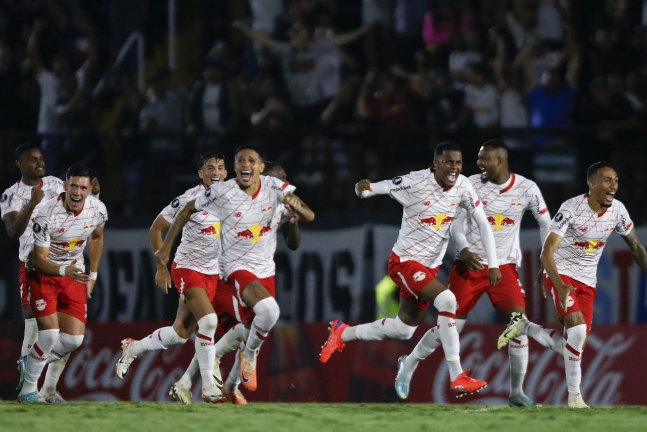 Jogadores do Red Bull Bragantino comemoram classificação