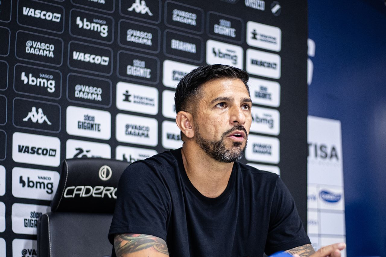 Emiliano Díaz em coletiva do Vasco
