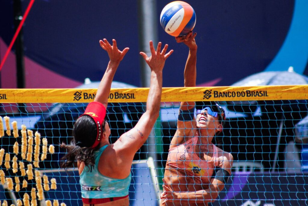 Lance de jogo do Circuito Brasileiro de Vôlei de Praia 2024, em Campo Grande