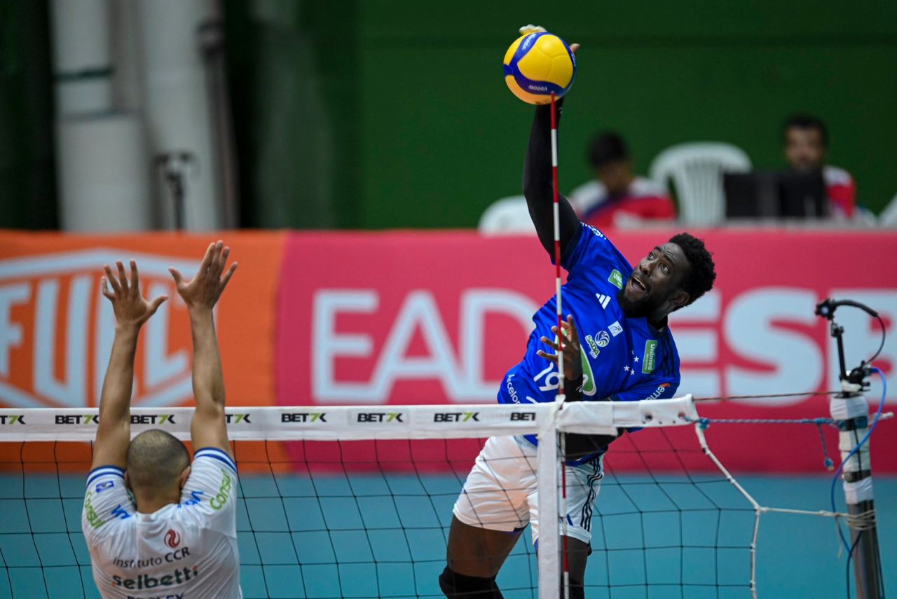Miguel López ataca no jogo Sada Cruzeiro x Joinville Vôlei na Superliga 2023/24