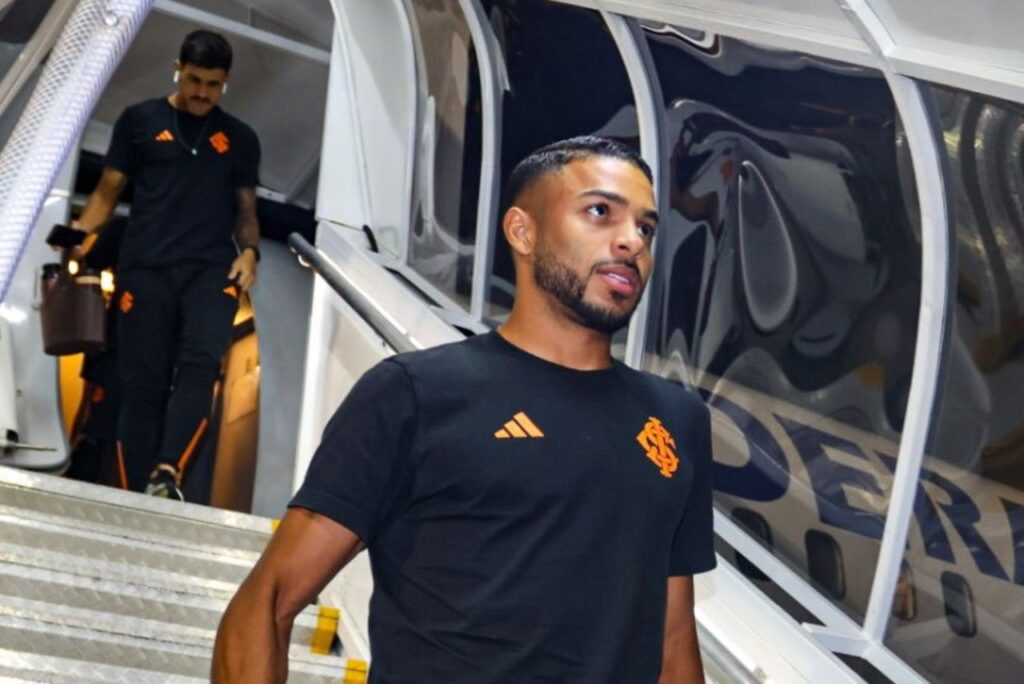 Jogadores do Internacional no desembarque em Maceió