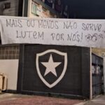 Torcida do Botafogo espalhou faixas nos arredores do Engenhão (Foto: Reprodução)