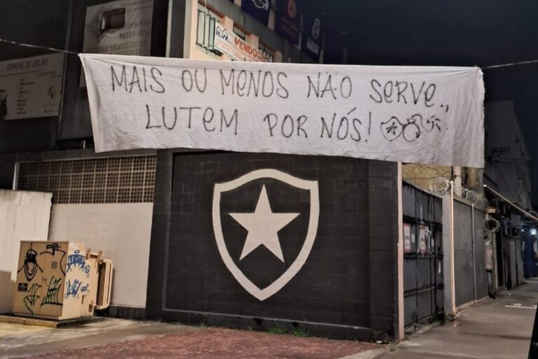 <p>Torcida do Botafogo espalhou faixas nos arredores do Engenhão (Foto: Reprodução)</p>
