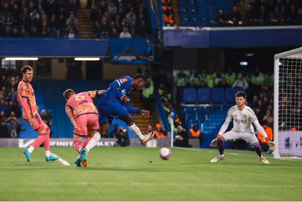 Nicolas Jackson marcou o primeiro do Chelsea na vitória sobre o Leeds (Foto: Reprodução)
