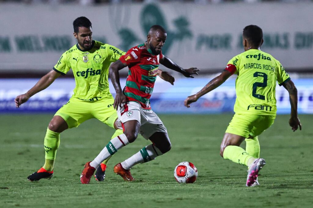 O Palmeiras só chegou ao gol após a expulsão do jogador da Portuguesa. Foto:Rebeca Reis/Ag. Paulistão