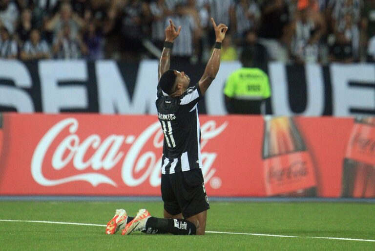 <p>Júnior Santos fez QUATRO na goleada do Botafogo sobre o Aurora (Foto: Vitor Silva/BFR)</p>