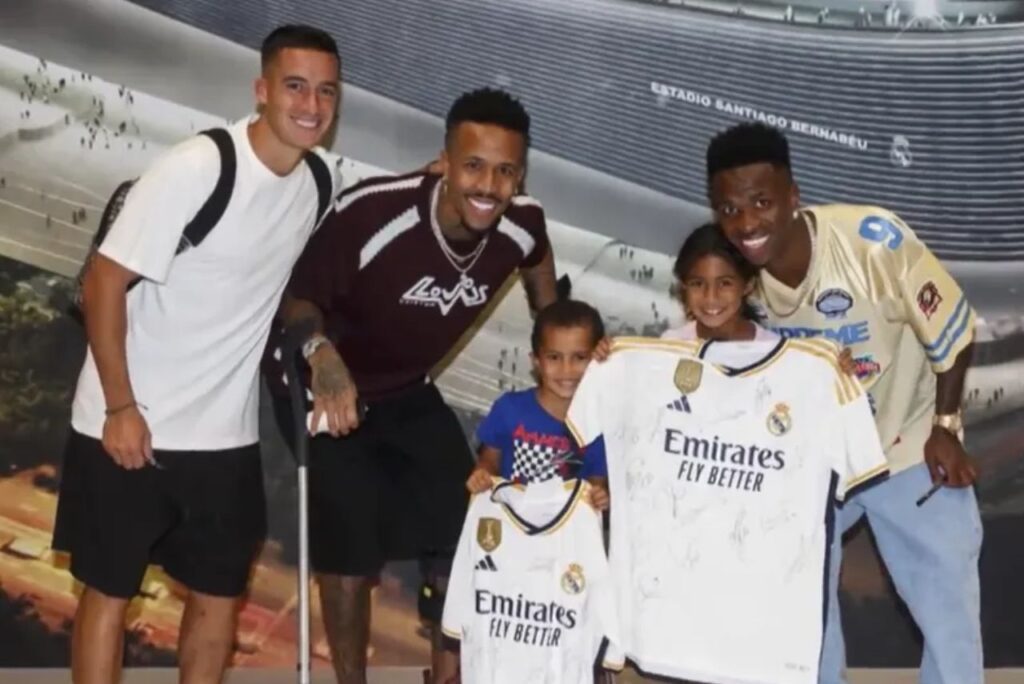 Criança vitima de torcedor do Atlético de Madrid foi presenteada por atletas do Real