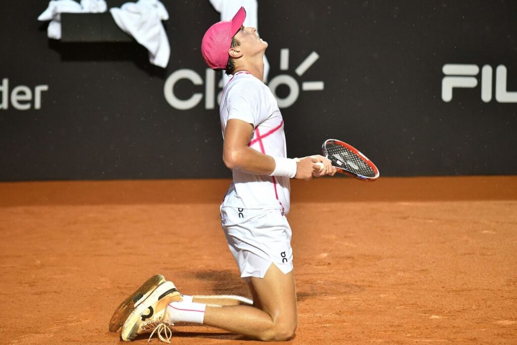 Tenista João Fonseca comemora vitória no Rio Open 2023