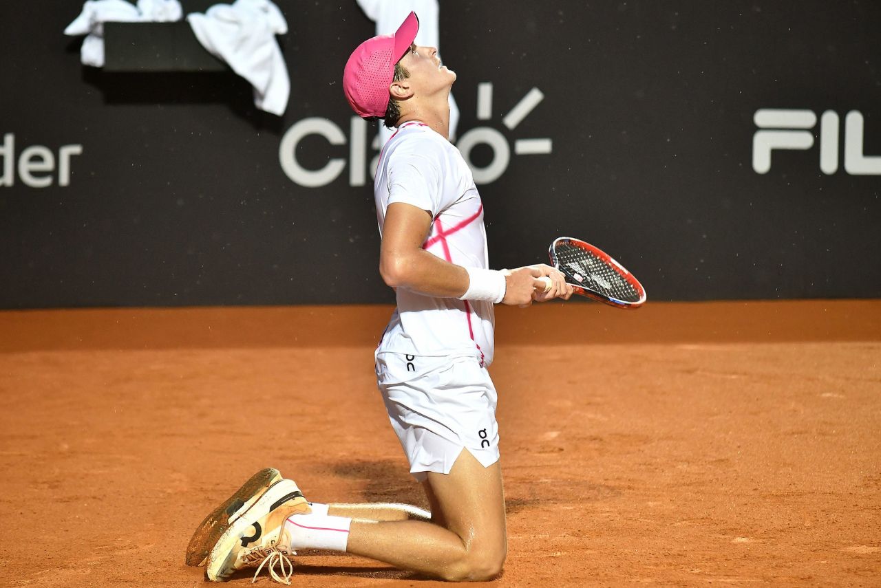 Tenista João Fonseca comemora vitória no Rio Open 2023