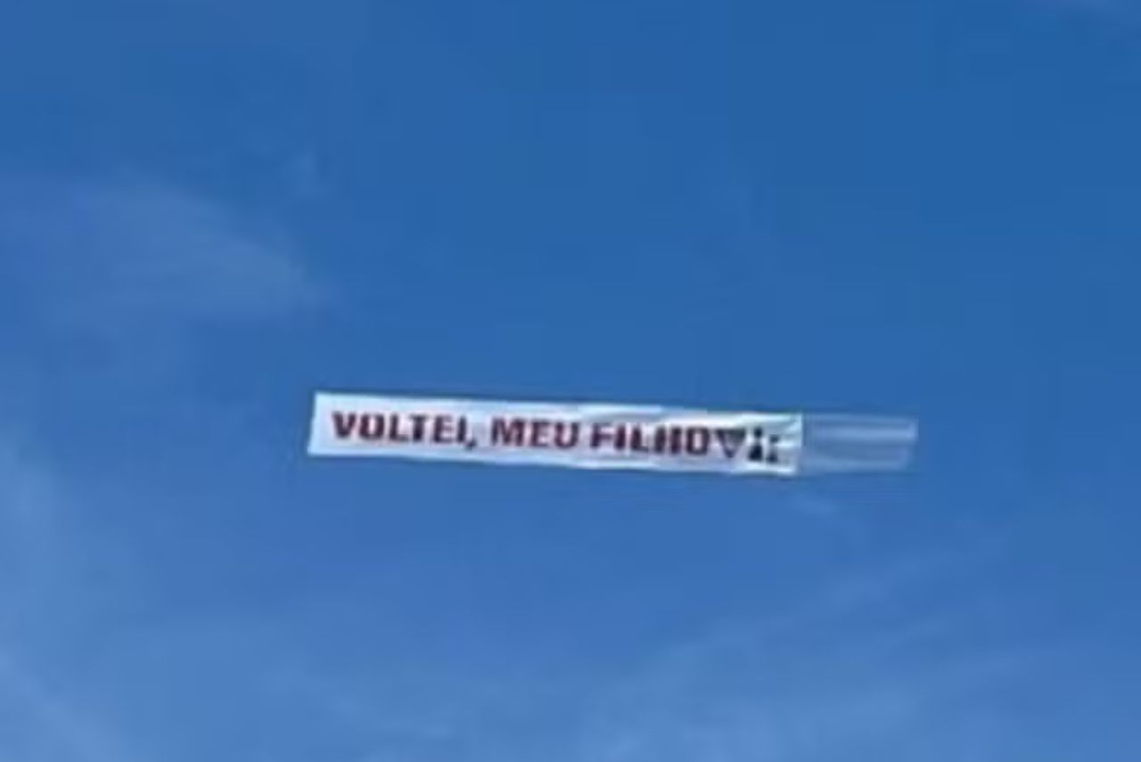 Avião com faixa provocando o Fluminense
