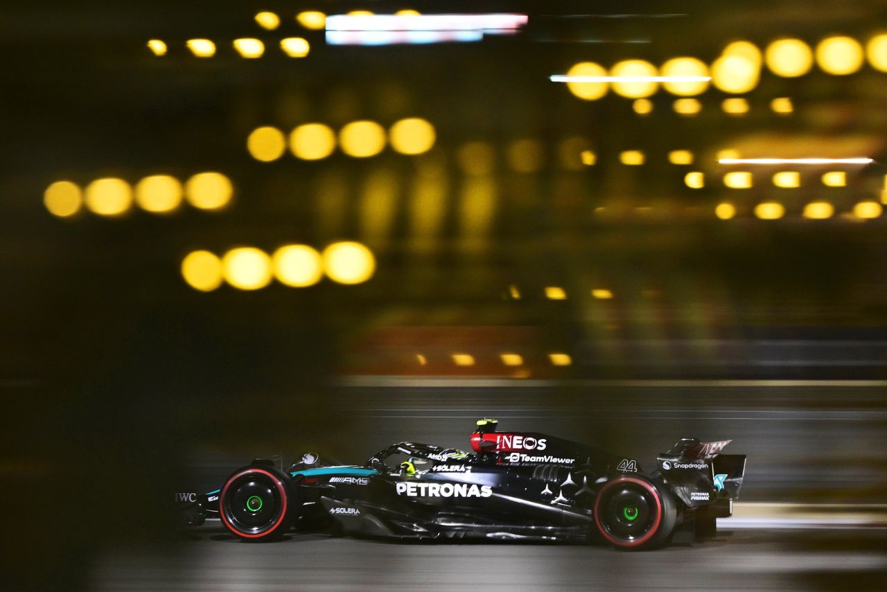 Carro da Mercedes de Lewis Hamilton no GP do Bahrein de Fórmula 1 em 2024
