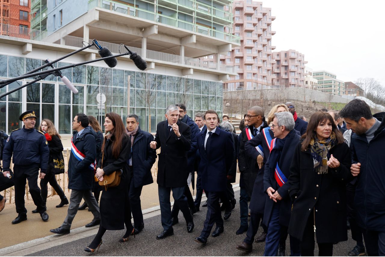 Autoridades francesas em visita à Vila Olímpica de Paris 2024 (Foto: Ludovic Marin/Pool/AFP)