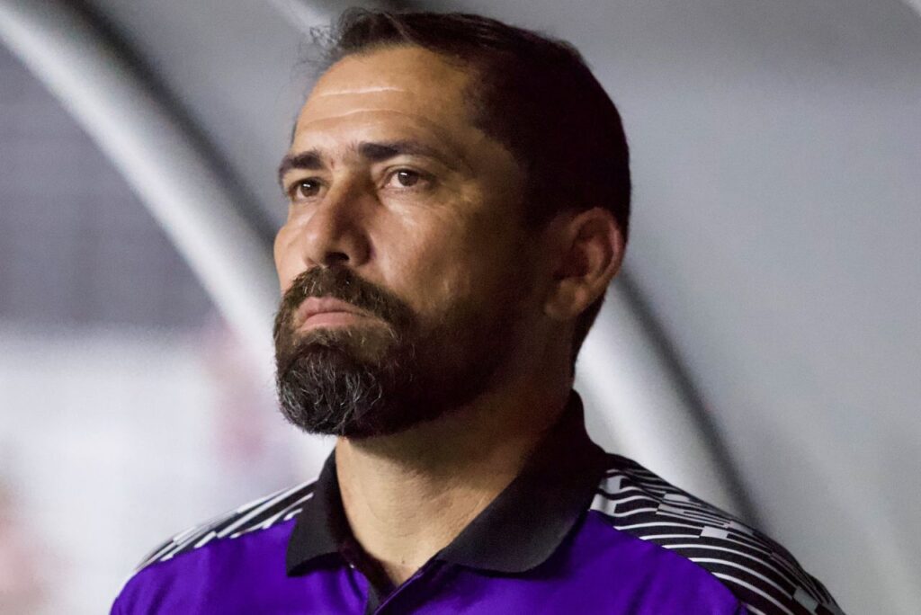 Treinador Gustavo Morínigo, alvo do Remo, em jogo do Ceará em 2023