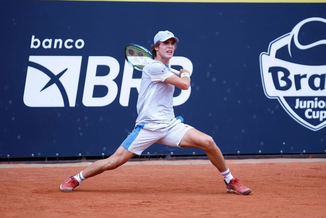 Tenista Pedro Chabalgoity em jogo da Brasil Juniors Cup, em Brasília, em 2024