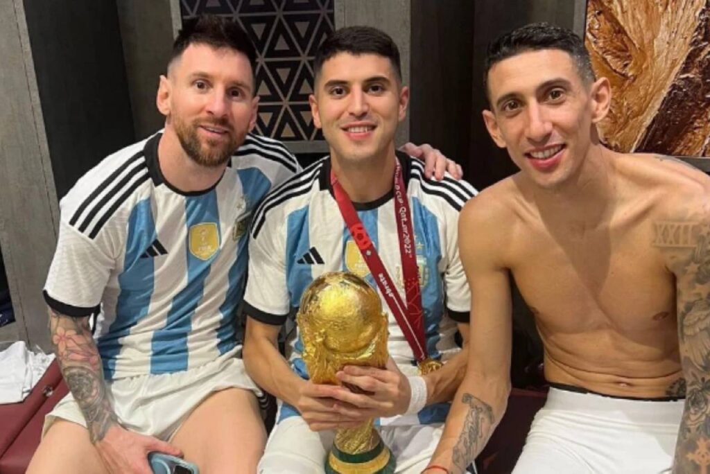 A medalha de campeão do mundo de Palácios (ao centro), foi conquistada no Catar em 2022. Foto: Reprodução/Instagram