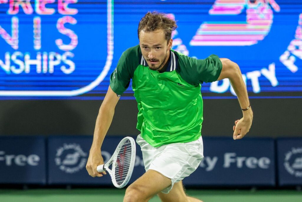 Tenista Daniil Medvedev em jogo do ATP 500 de Dubai 2024